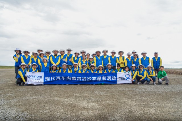 山东现代威亚派志愿者到内蒙古参加治沙活动